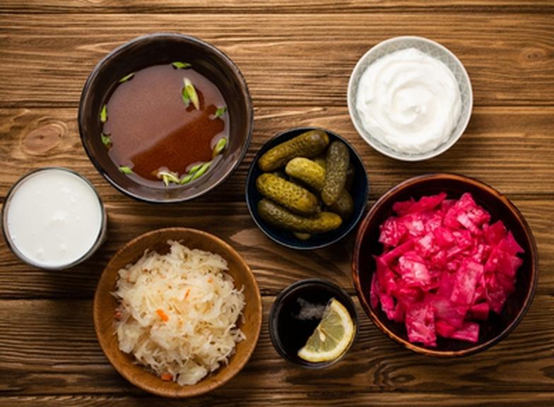 Jak odbudować florę bakteryjną jelit? Skuteczne i domowe sposoby