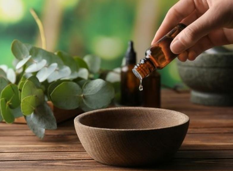 Olejki eteryczne na katar – które naprawdę pomagają i jak je stosować?