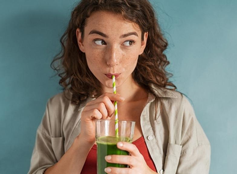 Chlorella – co to jest, na co pomaga i jak stosować? Właściwości, dawkowanie i skutki uboczne
