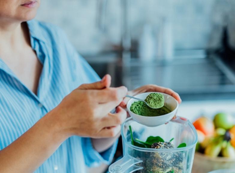 Chlorella rano czy wieczorem? Kiedy najlepiej ją stosować?